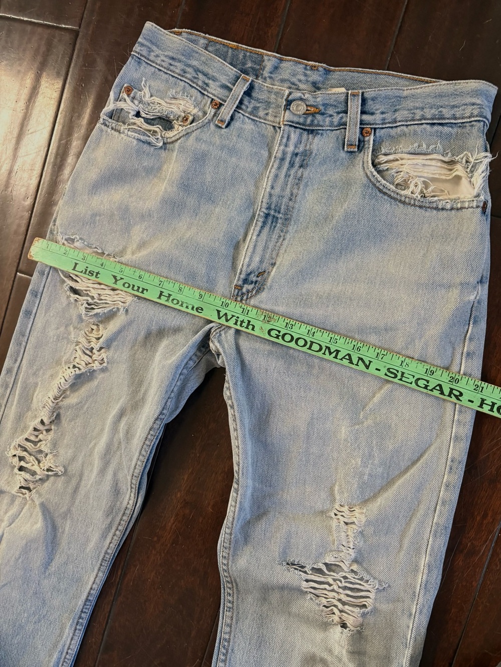 Vintage Distressed Levi's 505 Light Wash Blue Jeans - Y2K - Picture 7 of 10